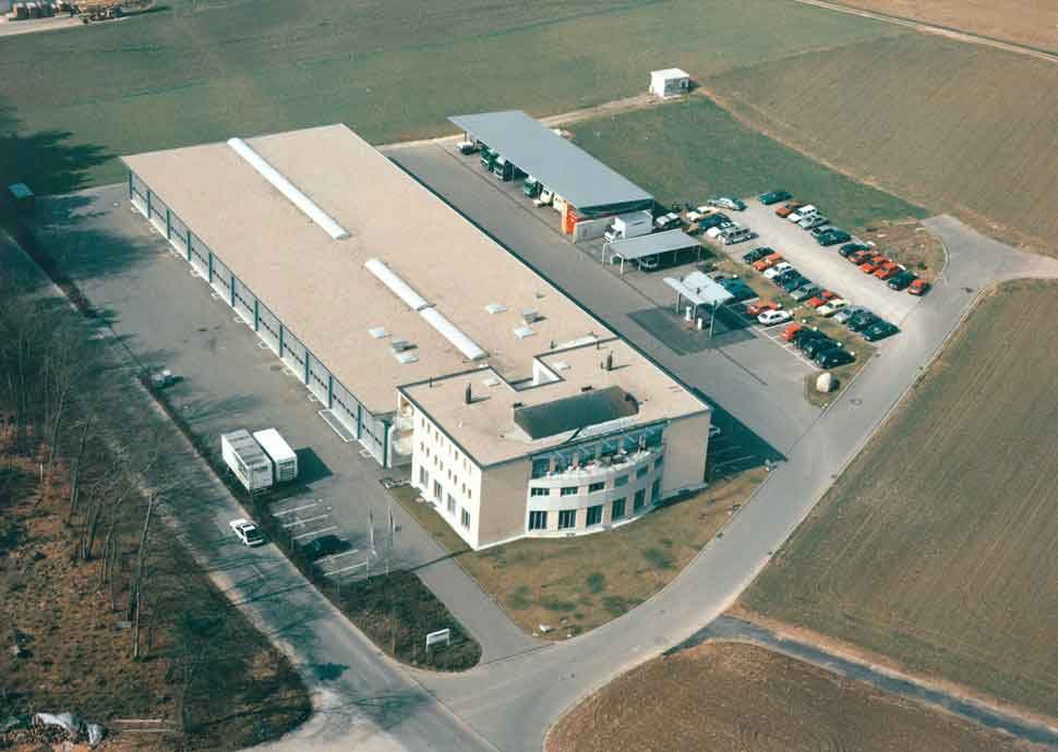 1989 bezieht Twerenbold den neuen Firmensitz in Rütihof