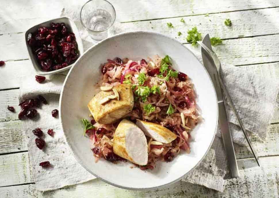 Pouletbrustmedaillons auf Sauerkraut mit Cranberries
